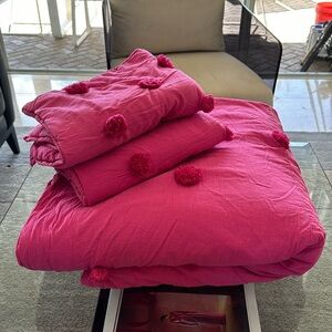 PB TEEN Queen size comforter and matching pillow cases.
